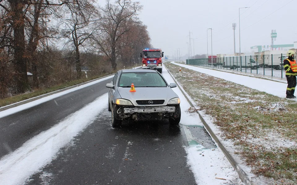Řidička dostala na uježděném sněhu smyk a havarovala. Navrch dostala od policie pokutu