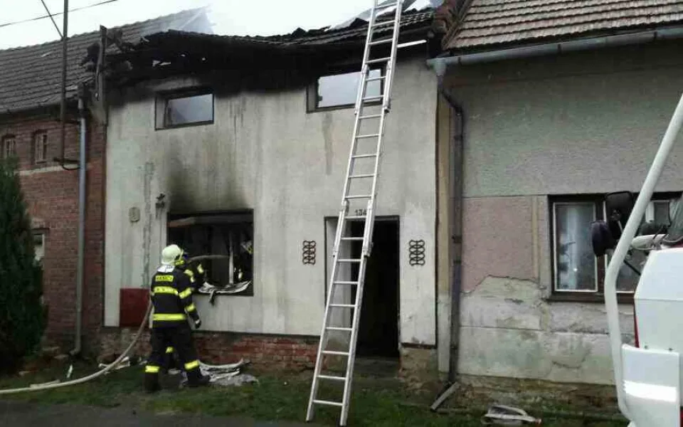 Hasiči nad ránem likvidovali požár rodinného domu. Ze sousedního domu bylo evakuováno několik osob