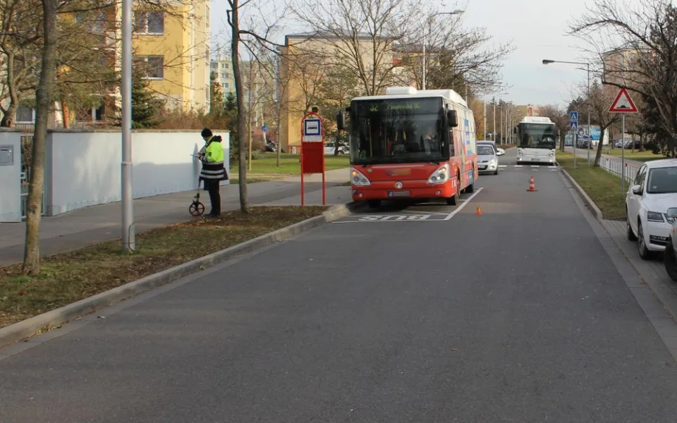 Desetiletý chlapec vběhl zpoza autobusu před rozjeté BMW. Skončil v nemocnici