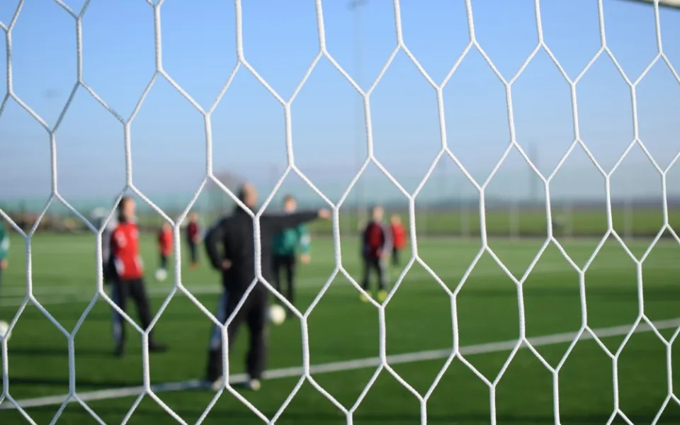 FOTO/VIDEO: V Holici dnes slavnostně otevřeli zrekonstruované hřiště. Povrch tvoří umělý trávník třetí generace