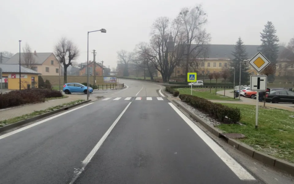 Řidič přehlédl ženu na přechodu a srazil ji. Vážně zraněnou ji ihned převezl sám do nemocnice