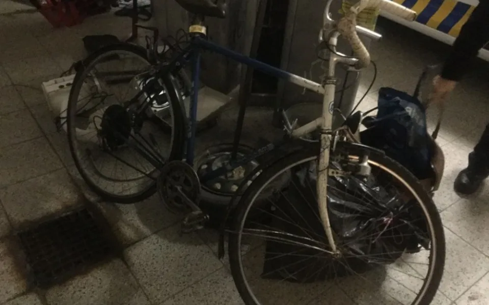 Lidé nahlásili opilého cyklistu ve Slavoníně. Strážníci ho sice našli v příkopě, opilý však nebyl