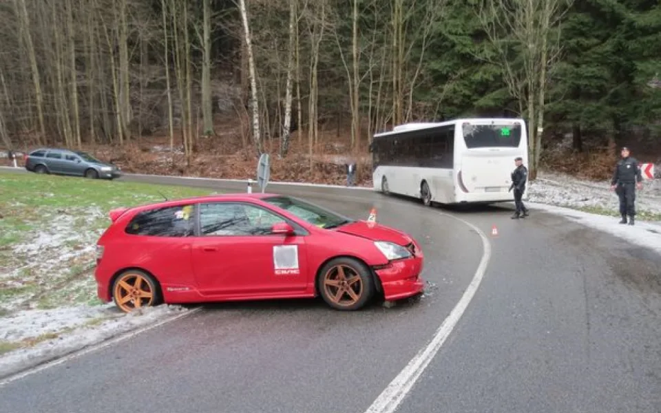 Řidič jel příliš rychle a v zatáčce narazil do autobusu. Nadýchal téměř dvě a půl promile