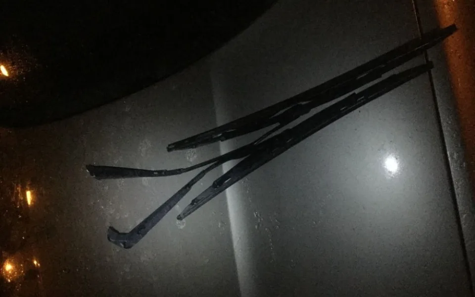 Řidič během jízdy zjistil, že má ulomené stěrače. Za poškozením stojí nejspíš sousedské spory