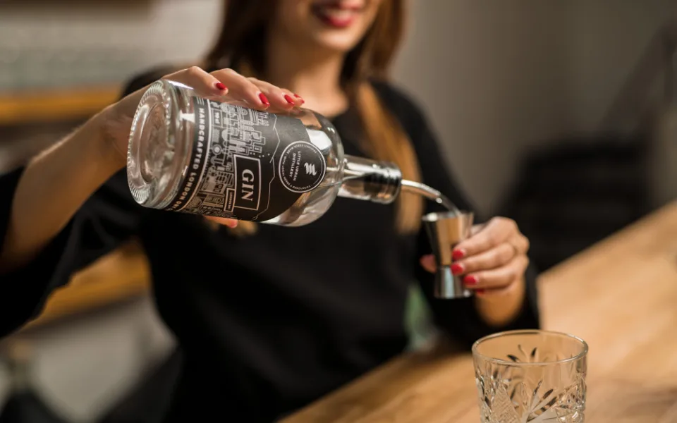 SOUTĚŽ: Vyrobte si svůj vlastní gin v Little Urban Distillery nebo zážitek darujte na Vánoce. Soutěžte o poukaz!