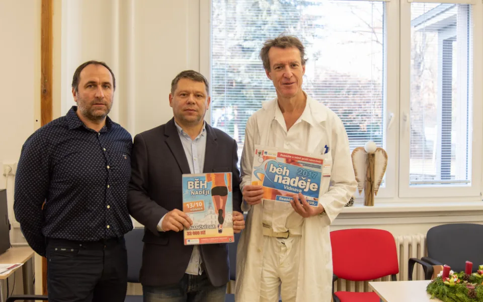 Výtěžek z Běhu naděje přivezl starosta Vidnavy na Onkologickou kliniku