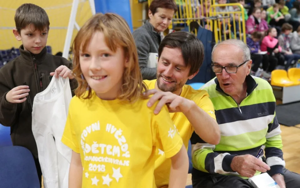 FOTO: Tomáš Rosický, Radek Štěpánek nebo Jiří Veselý soutěžili s dětmi v olomoucké Čajkaréně
