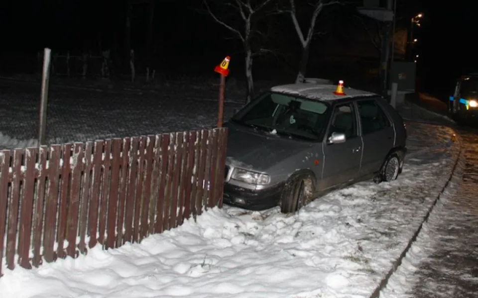 Opilý řidič nezvládl na letních gumách zatáčku a skončil v oplocení domu