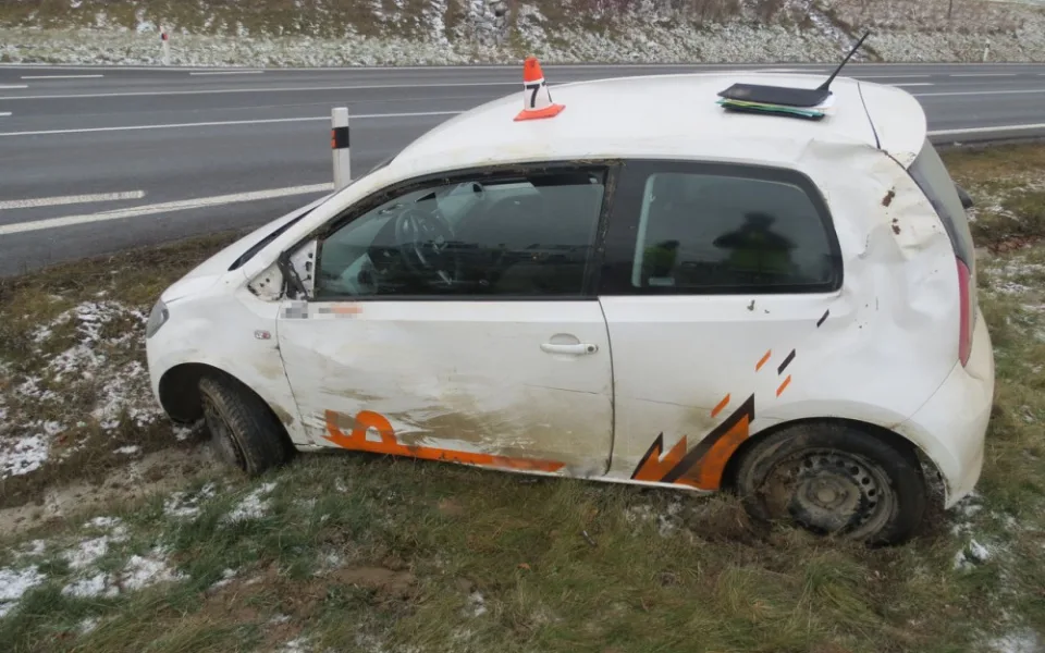 Řidič vjel se svým Citigem příliš rychle do zatáčky, dostal smyk a skončil mimo silnici