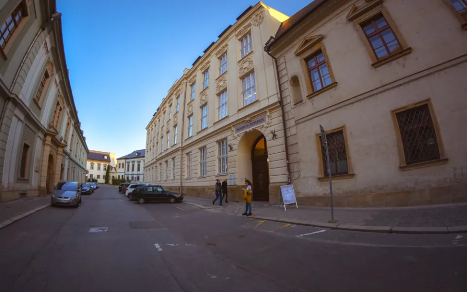 Kvůli obavě z plagiátorství zahájila Univerzita Palackého kontrolu diplomových prací
