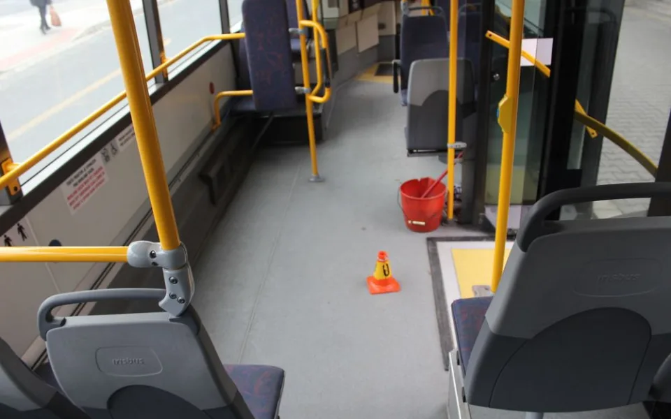 Seniorka se během jízdy v autobusu postavila a ztratila rovnováhu. Spolucestující chtěla zabránit pádu ženy, nakonec upadly obě