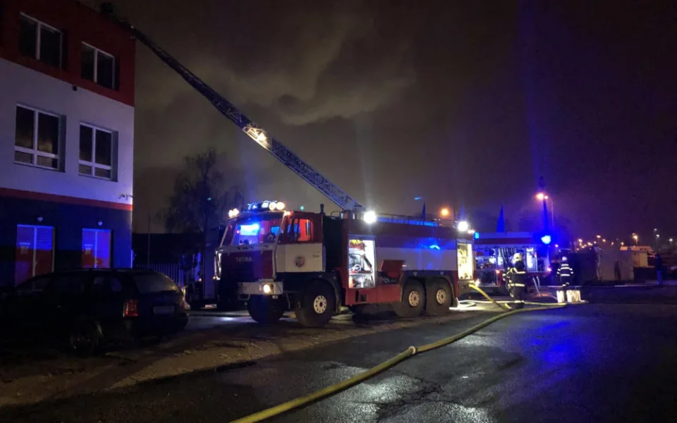 Probíhá vyšetřování příčin rozsáhlého požáru v Olomouci. Na místě pomáhají i policejní psi