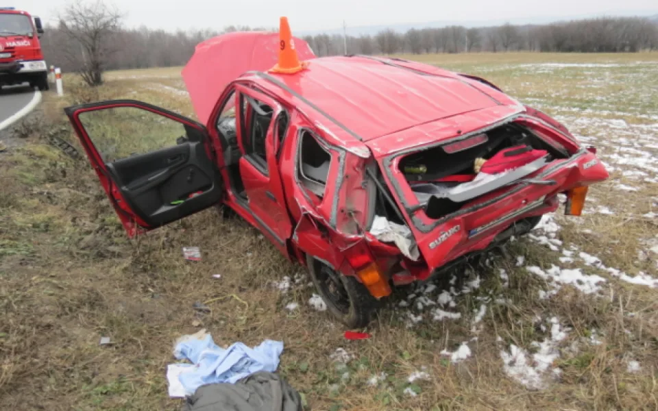FOTO: Při tragické nehodě zemřel řidič. Auto se odmrštilo a několikrát se přetočilo přes střechu