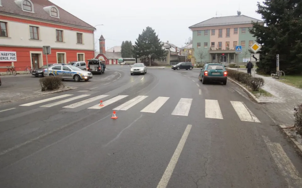 Cyklista nedal znamení při odbočování a srazilo ho auto. Lehce se zranil a dostal pokutu