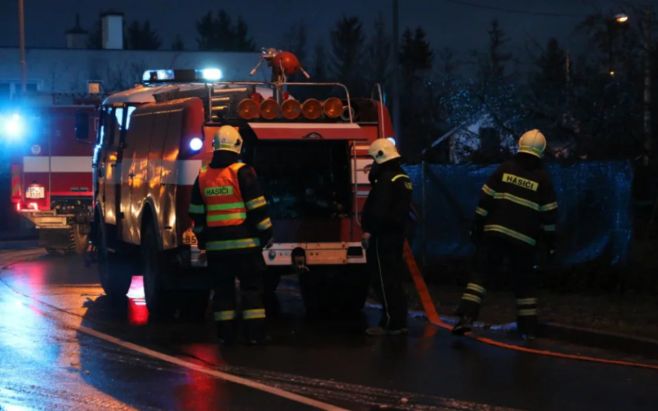 FOTO/VIDEO: Hasiči ráno likvidovali požár přístavby rodinného domu a dvou dražších aut