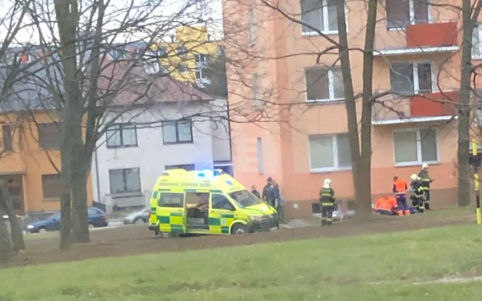 AKTUÁLNĚ: Muž spadl z paneláku ve Vojanově ulici v Olomouci. Na místě zasahuje policie