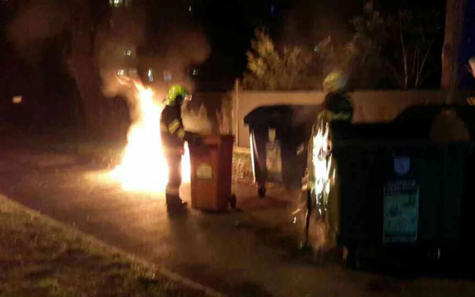 Během silvestrovské noci hasiči likvidovali jen požáry popelnic. Policie řešila dopravní nehody a stížnosti