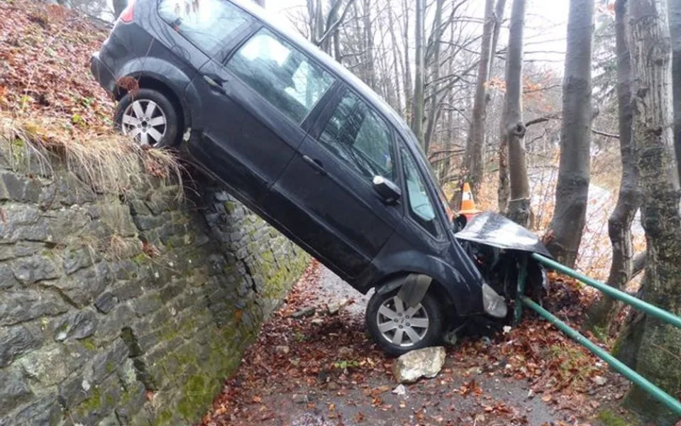 Řidič po zaparkování špatně zatáhl ruční brzdu, auto se rozjelo z kopce dolů a zastavilo až o zábradlí