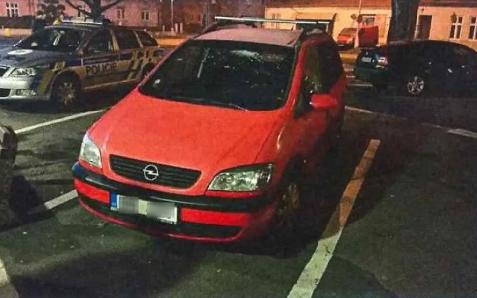 Muž slavil příchod nového roku vyhazováním židlí z terasy. Jedna z nich rozbila čelní sklo auta