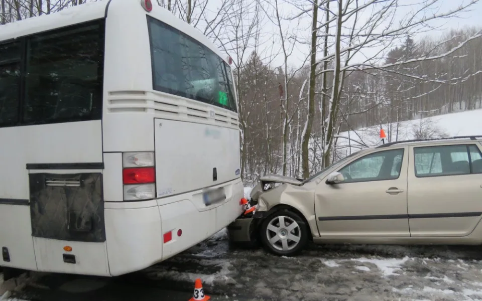 FOTO: Řidiče trápí sníh. Tady je přehled nehod, ve kterých hrálo roli počasí