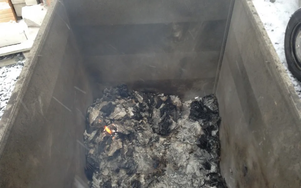 Lidé si stěžovali na velký zápach a znečištění aut popelem. Muž v kontejneru pálil papír a údajně i plast