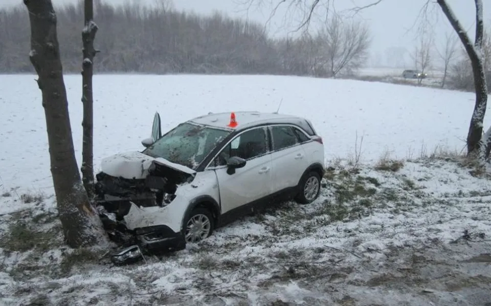 Při srážce tří aut byla zraněna seniorka a nezletilá dívenka. Jedno z aut narazilo do stromu