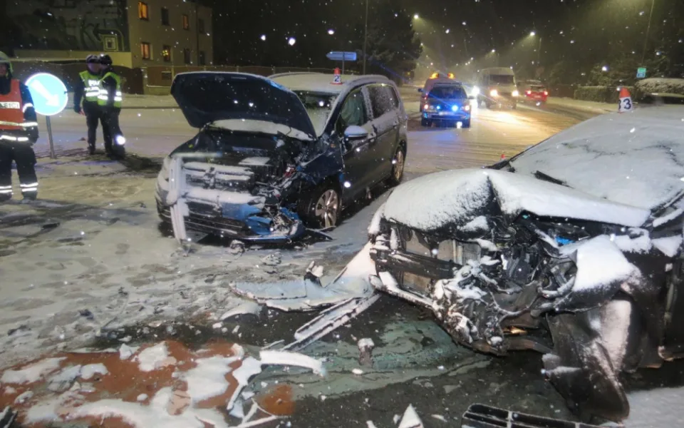 Řidič nedal v Mohelnici přednost autu na hlavní silnici. Při nehodě se zranila spolujezdkyně