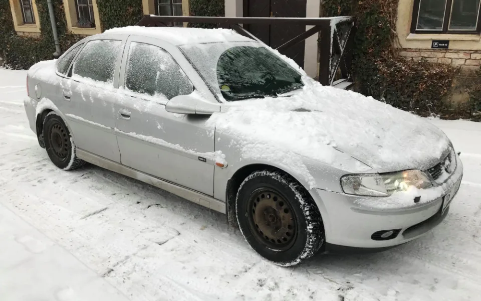 V hlavní roli škrabka a smetáček aneb jak a co očistit v zimě na autě, abyste nedostali pokutu