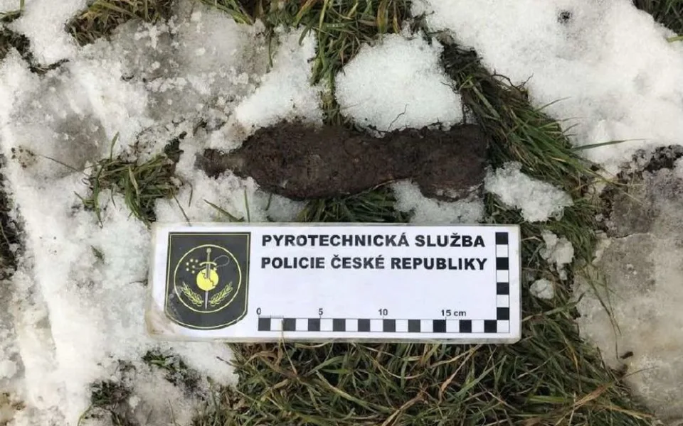 Na poli byl nalezen francouzský granát z druhé světové války