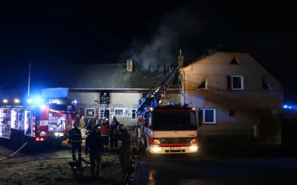 FOTO/VIDEO: Ve Střeni hořela střecha rodinného domu a přístavba, kde bylo uskladněno seno