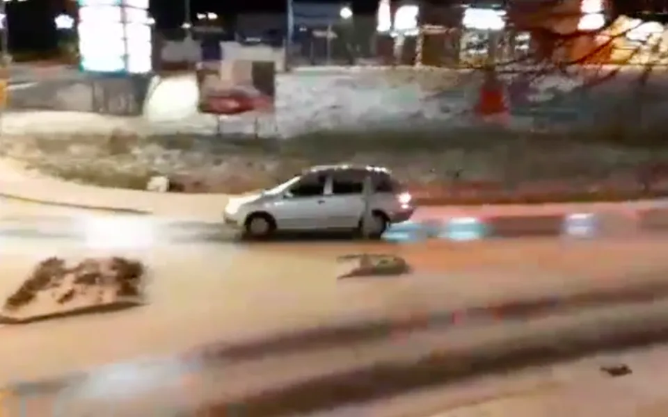 VIDEO: Brzdy k ničemu. Svědkové natočili auto, které nemělo na kruháči na Horním lánu šanci