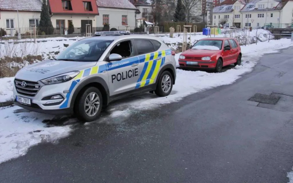 FOTO: Mladík bezdůvodně zaútočil na policistu, který seděl v autě. Na služebně pak prokopl dveře