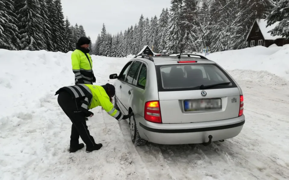 Policisté se v rámci dopravně bezpečnostní akce zaměřili na kontrolu zimní výbavy