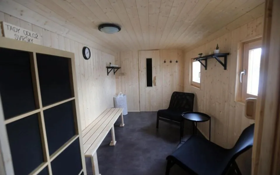 Na Poděbradech se otevřela přírodní sauna. V Olomouckém kraji je jediná svého druhu