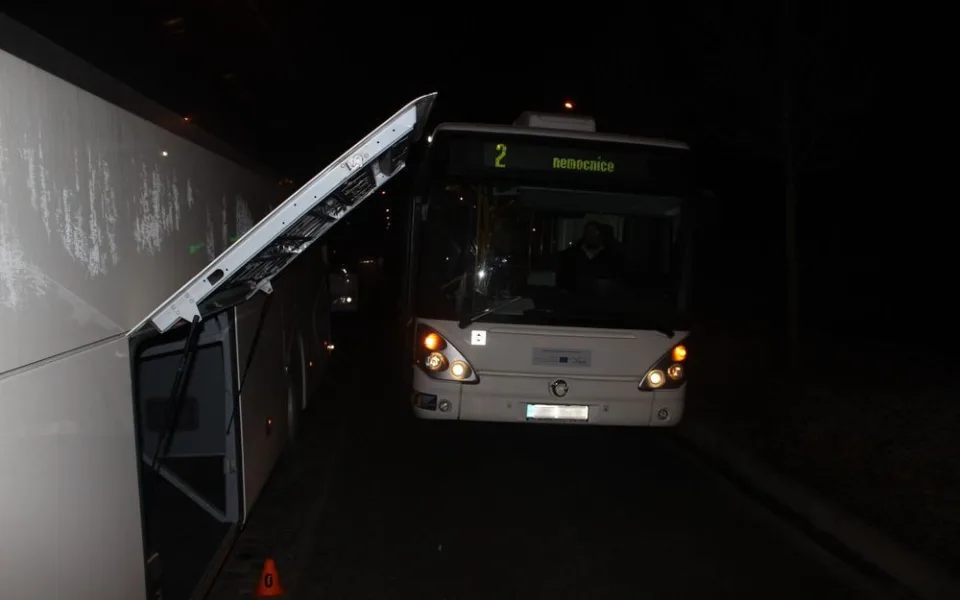 Řidič narazil autobusem do dveří zavazadlového prostoru jiného autobusu. Bude se zkoumat, kdo je na vině