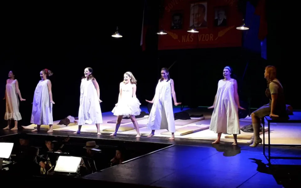 FOTO/VIDEO: Moravské divadlo uvede muzikál Starci na chmelu. O hudební doprovod se postará živá kapela