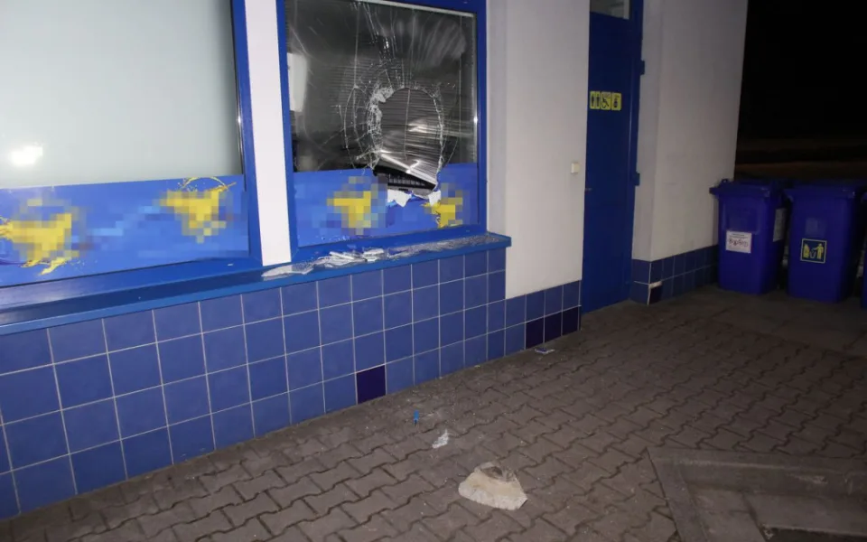Muž se vloupal na benzínku, ze které ukradl cigarety.  Policejní pes je našel v kufru auta