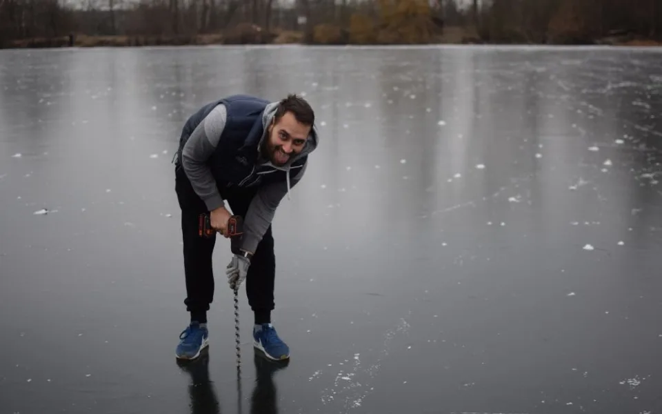 FOTO/VIDEO: Měřili jsme tloušťku ledu na Poděbradech. O víkendu by mělo být bruslení bezpečné