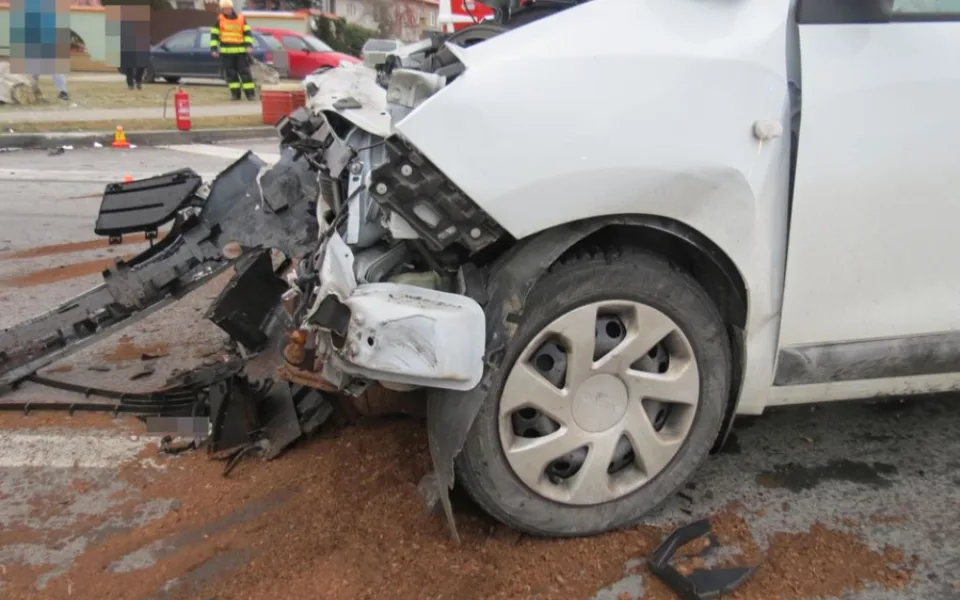 Řidička vjela na hlavní silnici, kudy projíždělo auto. Ona i její sedmiletý spolujezdec skončili v nemocnici