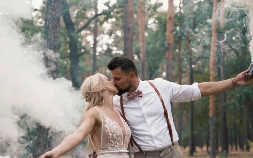 VIDEO: Snažím se splynout s hosty svatby, pak vzniknou nejlepší záběry, říká tvůrce svatebních videí Martin Tellinger