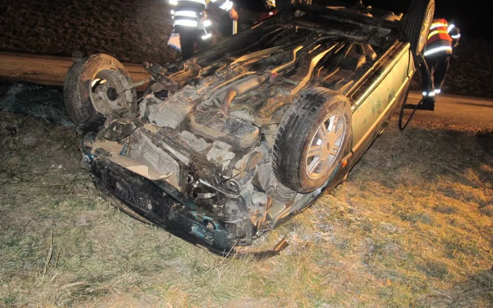 Opilá žena při nehodě otočila auto na střechu. Pití alkoholu nepřiznala a nepředložila řidičák