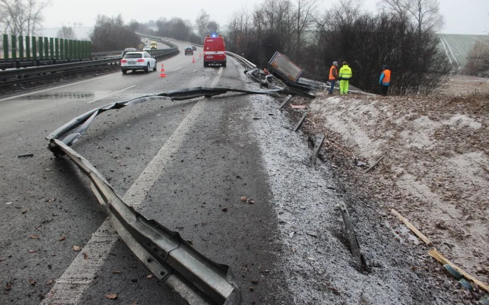 FOTO: Dálnici na Vyškov zablokoval kamion. Řidič nadýchal přes tři promile