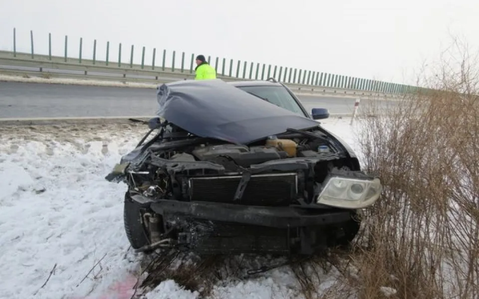 Řidič při předjíždění kamionu najel do sněhu. Dostal smyk a způsobil nehodu