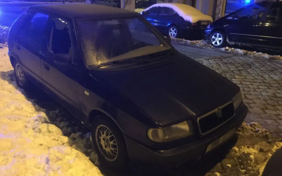 Zloděj rozbil okno u auta v ulici Dr. Milady Horákové. Z auta ukradl batoh
