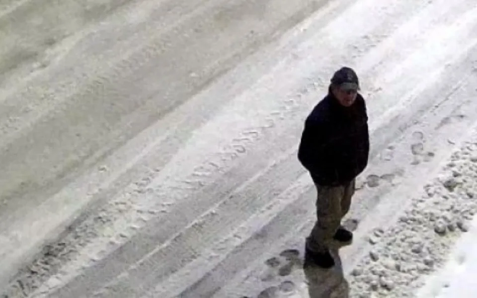 VIDEO: Policie pátrá po muži, který nejdřív rozbil dlaždicí dveře a pak chtěl hrablem na sníh rozbít zeď