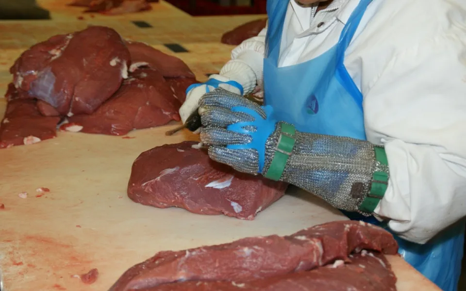 Téměř šedesát kilogramů polského hovězího skončilo v restauracích, další maso prodali v řeznictvích