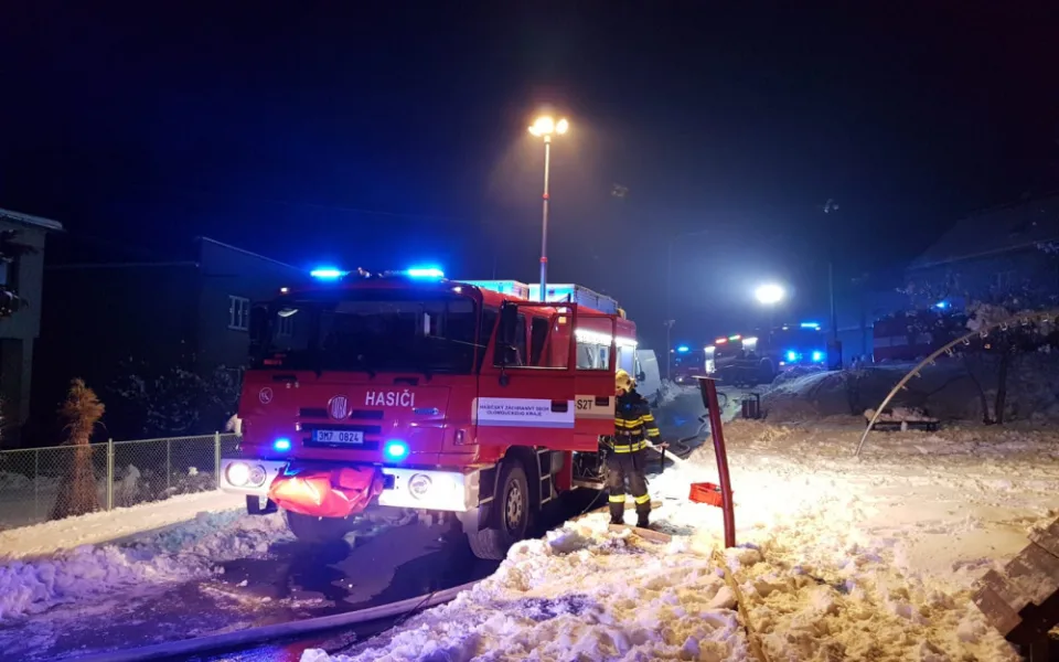 FOTO/VIDEO: Hasiči v noci na dnešek likvidovali požár rodinného domu