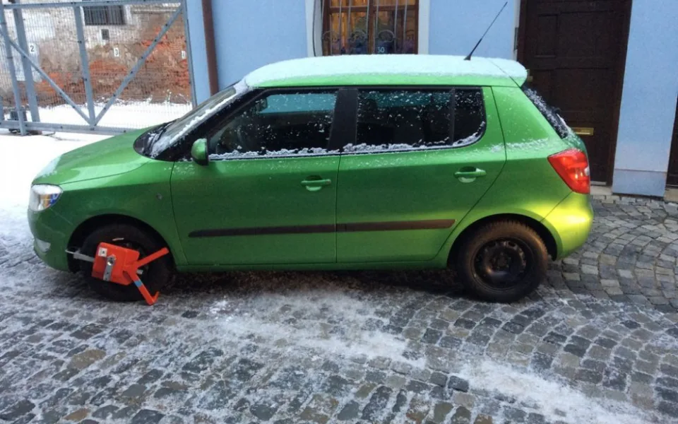 Muž si nevšiml, že má na autě botičku. V Hrnčířské ulici se s ní rozjel