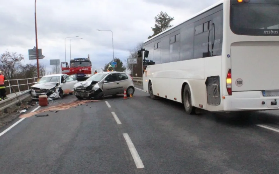 Žena nedala přednost při sjíždění z dálnice. Řidič auta, které nabourala, skončil v nemocnici