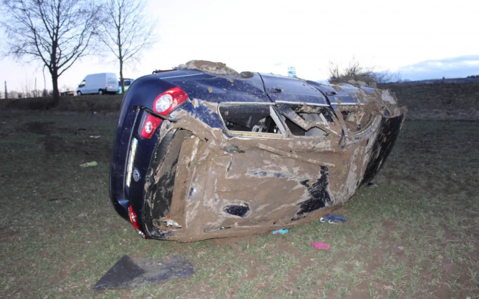 U Řimic se v křižovatce střetla dvě auta, Passat skončil po kotrmelcích daleko v poli